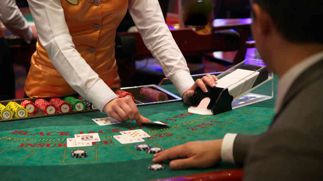 Top 7 Reasons To Play Live Dealer Casino Games